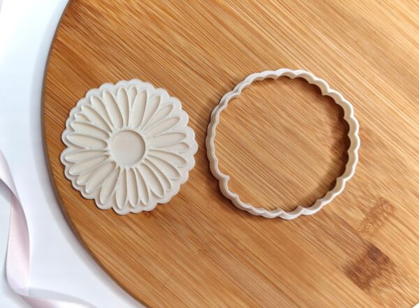 Daisy Flower Cookie Cutter + Stamp - Image 2