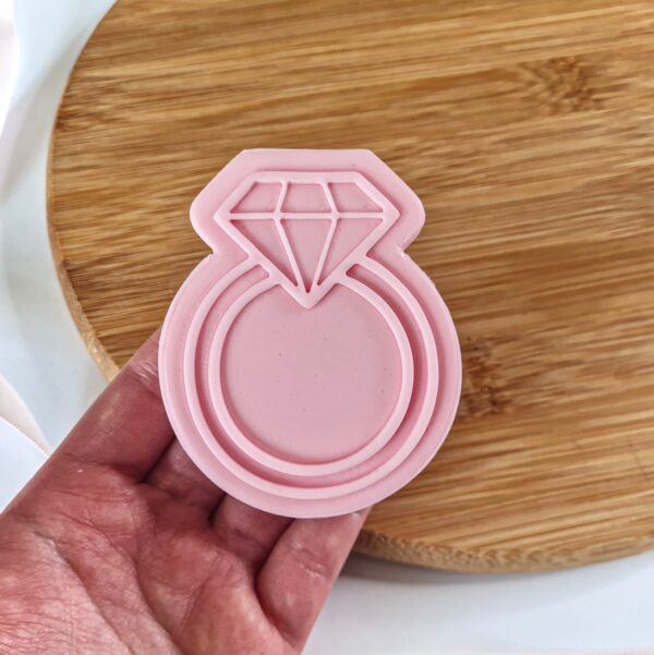 Ring Cookie Cutter + Stamp 7.5 x 6 cm